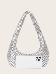 Detailansicht der silbernen metallischen Mesh-Umhängetasche mit strukturierter Paillettenoptik.