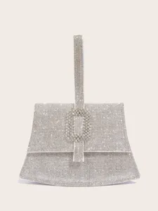 Nahaufnahme der funkelnden Strass-Abendhandtasche mit luxuriöser verzierten Steinschnalle.