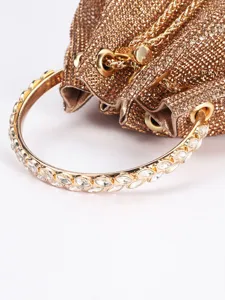 Detailansicht der Strass-Eimer-Tasche mit Kristall-Metallringgriff und Kettengurt.