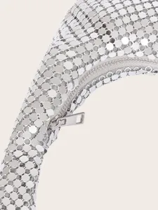 Silberne Metallic Netz Tasche Detail mit feinem Reißverschluss und schönen Pailletten.