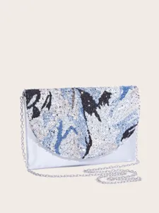 Detailansicht der Pailletten Kuendeltasche fuer Damen, elegante Abendtasche mit Kette.