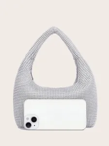 Nahaufnahme der glitzernden Strass-Abendtasche, funkelnde Kristalldetails und elegante Textur.