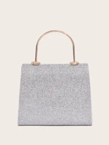 Detailaufnahme der glitzernden Strass-Abendtasche mit elegantem Metall-Tragegriff.
