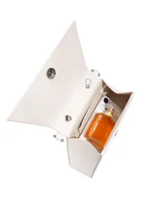 Elegante weiße Abendtasche Detailansicht, zeigt den geräumigen Innenraum für Smartphone.