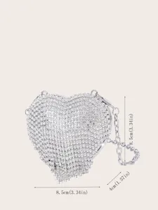 Detaillierte Ansicht der herzförmigen Strass-Abendtasche mit kompakten Maßen und glitzernden Kristallen.
