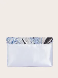 Nahaufnahme Detail von edler Pailletten Klappe und Satin Material an Abendtasche Clutch.