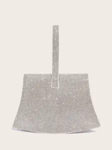 Detailaufnahme der funkelnden Strasshandtasche mit brillanter Kristalloberfläche.
