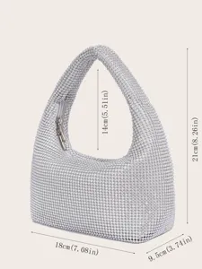 Detailansicht der glitzernden Strass-Abendtasche mit präzisen Maßangaben für Kunden.