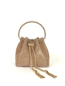 Strass Beutel Tasche Detail, glitzernde Kristalle, goldene Kette Quaste Griff und Design.