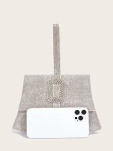 Atemberaubende Abendhandtasche Detail mit funkelnden Strasssteinen und edler Kristallschließe.