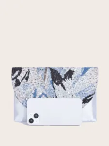 Detaillierte Nahaufnahme der stilvollen Pailletten-Umschlagtasche mit Satin-Korpus.