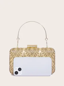 Detailansicht einer goldenen Strass-Abendtasche mit Metallgriff, elegante Damentasche für Partys.