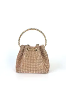 Glänzende Strass Beuteltasche mit schickem runden Metallgriff und Kettentunnelzug Detail.