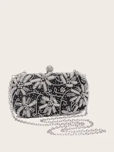 Detailansicht der schwarzen Perlenstickerei Abendtasche mit floralen Mustern und Silberkette.
