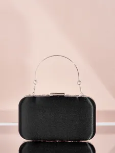 Nahaufnahme einer eleganten schwarzen Satin Abendtasche mit poliertem silbernem Griff.