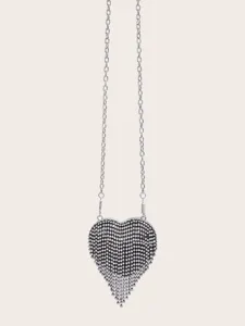 Detailansicht einer funkelnden herzförmigen Strass-Abendtasche mit eleganter Metallkette.
