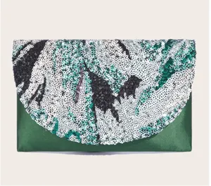 Grüne Satin-Abendtasche Detail mit funkelndem Pailletten-Überschlag für elegante Anlässe.