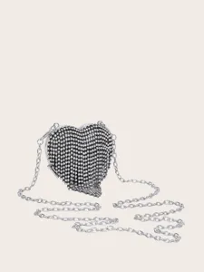 Detailaufnahme der glitzernden Strass-Herz-Abendtasche mit silberner Kette. Perfekt für Partys.