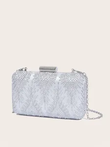 Silberne Strass Abendtasche Detailansicht mit funkelnden Kristallverzierungen und Kette.