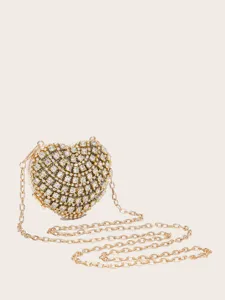 Detailaufnahme der glitzernden Strass-Herz-Clutch mit elegantem goldenen Kettenschulterriemen.