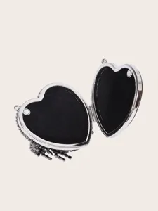 Herzförmige Strass-Abendtasche Detailansicht, offenes Design mit samtigem Innenfutter.