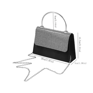 Nahaufnahme der funkelnden Strass-Abendtasche mit Metallgriff und Kette für Partys.