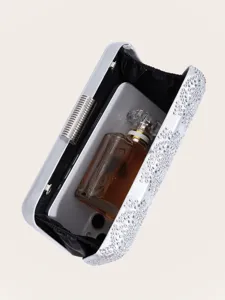 Detailaufnahme einer glitzernden silbernen Strass Abendtasche mit Innenrequisiten.