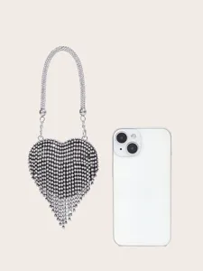 Detailansicht der glitzernden Strass Herz Abendtasche mit luxuriösem Kettenriemen.