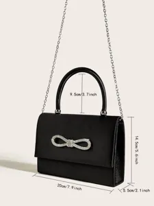 Elegante schwarze Satintasche mit funkelnder Kristallschleife, Henkel und Kette für Damen.