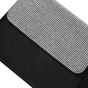 Nahaufnahme Detail der schwarzen Abendtasche mit funkelndem Strasstein Klappendesign.