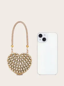 Detailansicht der funkelnden Strass-Herz-Clutch, gezeigt mit Smartphone als Grössenvergleich.
