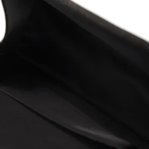 Detaillierte Ansicht des Innenfutters der schwarzen Satin Abendtasche für elegante Damen.