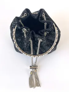 Schwarze Strass Beutel-Tasche Abendtasche mit Metallgriff und Kett Quasten Detail.