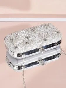 Silberne Perlen-Abendtasche Detail, edler Strass-Verschluss, glänzende Metallkette glatt.