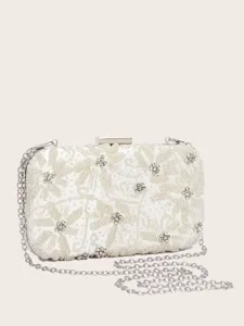 Nahaufnahme der eleganten weißen Perlen-Abendtasche mit glitzernden Pailletten und Kette.