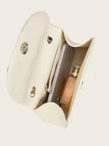 Innendetails der eleganten cremefarbenen Satin Abendtasche zeigen das geräumige Hauptfach.