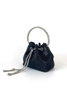 Schwarze Strass Kristall Eimer Tasche mit Metallring Griff und silbernen Quasten.