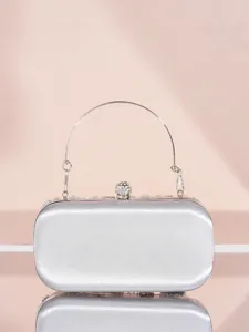 Silberne Satin Abendtasche Clutch mit Metallgriff und glitzerndem Strassverschluss für Damen.