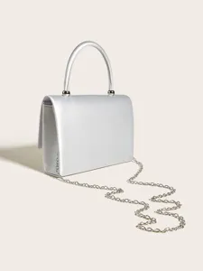 Elegante silberne Abendtasche aus Satin mit Henkel und Kette für Damen und Anlässe.