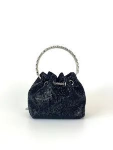 Nahaufnahme Detail der schwarzen Strass Beuteltasche mit funkelnder Kristalloberfläche und Griff.