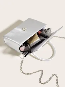 Detailansicht der silbernen Abendtasche mit Innenraum für alltägliche Essentials.