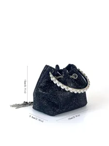 Detailansicht der luxuriösen schwarzen Strass-Tasche mit feinem Kristallgriff und Fransen.