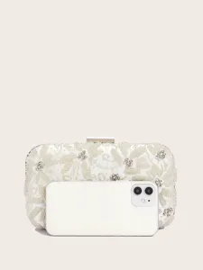 Nahaufnahme der weißen Perlen-Clutch mit feiner Stickerei, Metallrahmen und edlem Schnappverschluss.