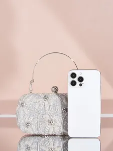 Elegante silberne Perlen Abendtasche Clutch mit Metallgriff für Partys und formelle Anlässe.