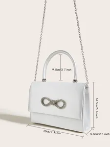 Weisse Satin Abendtasche mit Strass Schleife Detail und Metallkettenriemen Ansicht