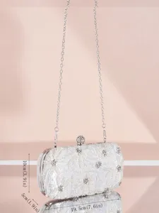 Detailansicht der eleganten silbernen Bestickten Abendtasche mit funkelndem Strassverschluss.