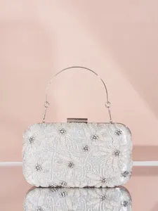 Silberne perlenbestickte Abendtasche Clutch Handtasche mit Metallhenkel fuer Partykleid Detail.