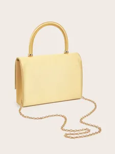 Goldene Satin Abendtasche Detail, eleganter Griff und Kette fuer luxurioes Party Outfits.
