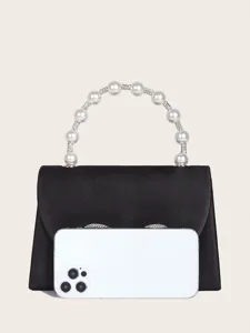 Elegante schwarze Satin Abendtasche mit Perlenhenkel und Strass Schleife, Detailansicht.