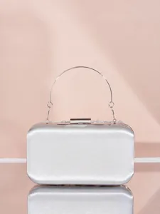 Elegante silberne Satin Abendtasche mit Metallgriff für festliche Kleidung Details.